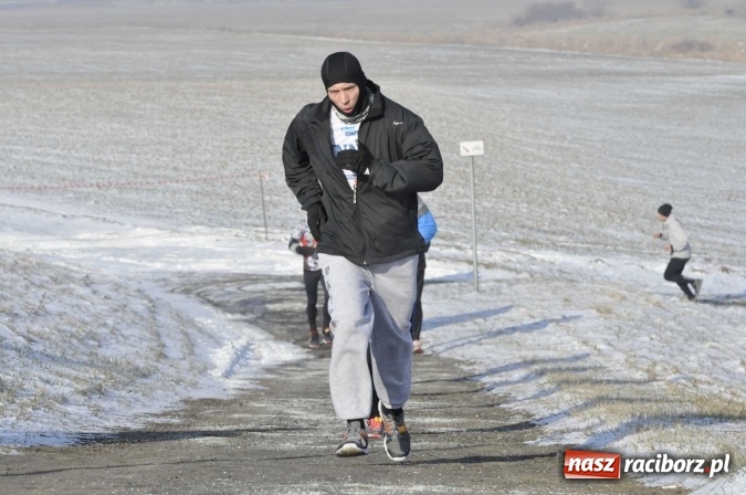 Zdjęcie w galerii na portalu naszraciborz.pl: III Bieg Nadodrzański. Mróz niestraszny biegaczom. Złoto dla Łukasza Skwareckiego  wiadomości z regionu