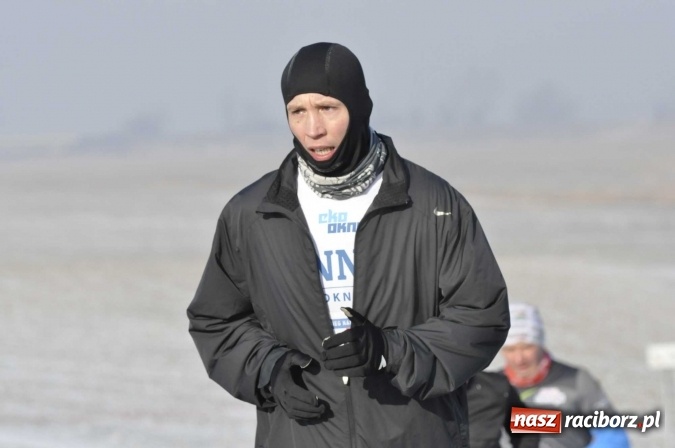 Zdjęcie w galerii na portalu naszraciborz.pl: III Bieg Nadodrzański. Mróz niestraszny biegaczom. Złoto dla Łukasza Skwareckiego  wiadomości z regionu