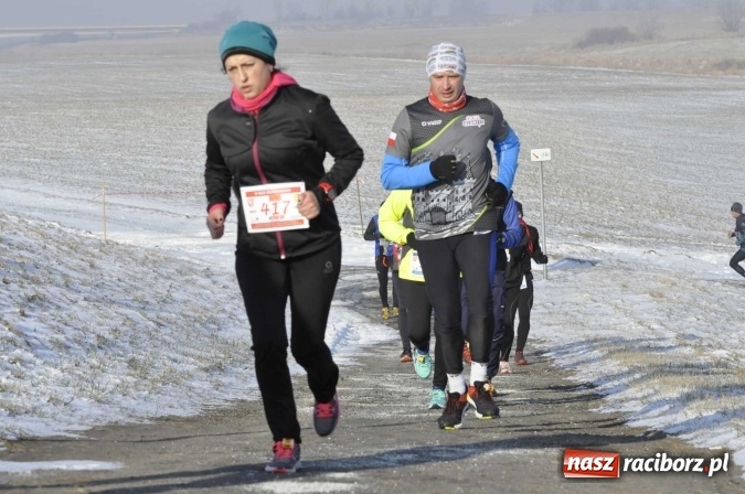 Zdjęcie w galerii na portalu naszraciborz.pl: III Bieg Nadodrzański. Mróz niestraszny biegaczom. Złoto dla Łukasza Skwareckiego  wiadomości z regionu