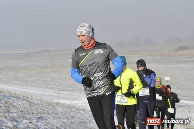 Zdjęcie w galerii na portalu naszraciborz.pl: III Bieg Nadodrzański. Mróz niestraszny biegaczom. Złoto dla Łukasza Skwareckiego  wiadomości z regionu