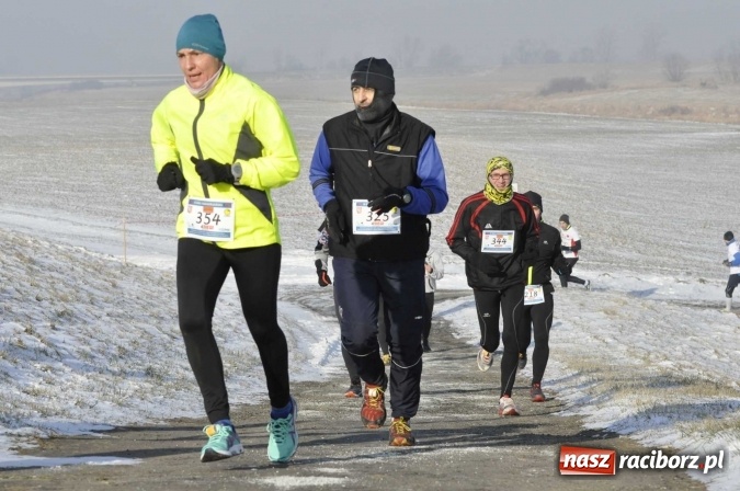 Zdjęcie w galerii na portalu naszraciborz.pl: III Bieg Nadodrzański. Mróz niestraszny biegaczom. Złoto dla Łukasza Skwareckiego  wiadomości z regionu