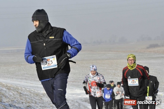 Zdjęcie w galerii na portalu naszraciborz.pl: III Bieg Nadodrzański. Mróz niestraszny biegaczom. Złoto dla Łukasza Skwareckiego  wiadomości z regionu
