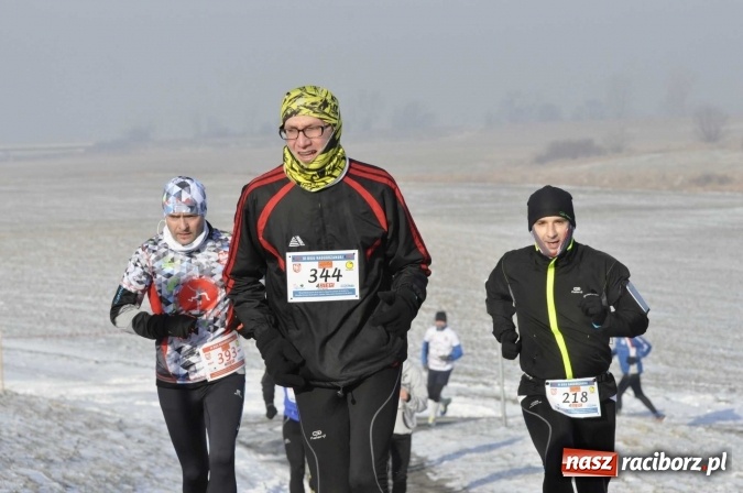 Zdjęcie w galerii na portalu naszraciborz.pl: III Bieg Nadodrzański. Mróz niestraszny biegaczom. Złoto dla Łukasza Skwareckiego  wiadomości z regionu