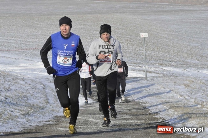 Zdjęcie w galerii na portalu naszraciborz.pl: III Bieg Nadodrzański. Mróz niestraszny biegaczom. Złoto dla Łukasza Skwareckiego  wiadomości z regionu