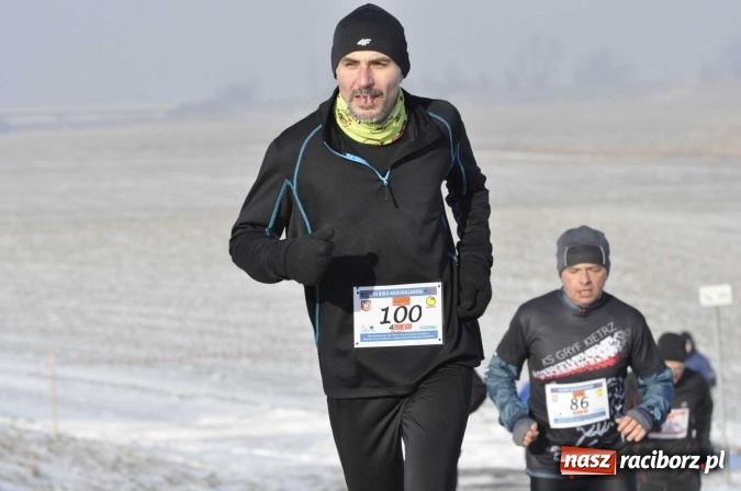 Zdjęcie w galerii na portalu naszraciborz.pl: III Bieg Nadodrzański. Mróz niestraszny biegaczom. Złoto dla Łukasza Skwareckiego  wiadomości z regionu