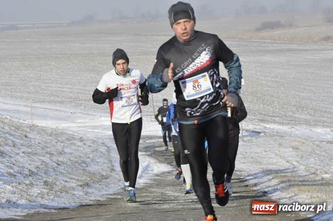 Zdjęcie w galerii na portalu naszraciborz.pl: III Bieg Nadodrzański. Mróz niestraszny biegaczom. Złoto dla Łukasza Skwareckiego  wiadomości z regionu