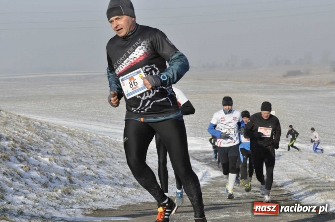 Zdjęcie w galerii na portalu naszraciborz.pl: III Bieg Nadodrzański. Mróz niestraszny biegaczom. Złoto dla Łukasza Skwareckiego  wiadomości z regionu