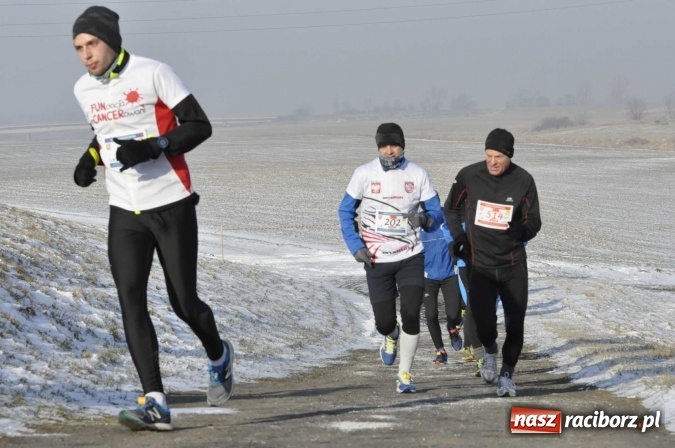 Zdjęcie w galerii na portalu naszraciborz.pl: III Bieg Nadodrzański. Mróz niestraszny biegaczom. Złoto dla Łukasza Skwareckiego  wiadomości z regionu