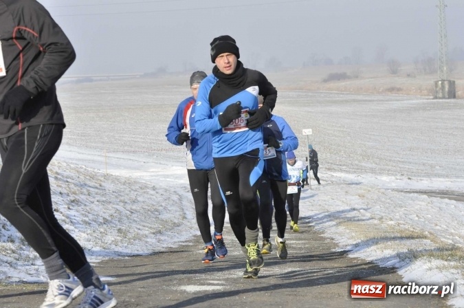 Zdjęcie w galerii na portalu naszraciborz.pl: III Bieg Nadodrzański. Mróz niestraszny biegaczom. Złoto dla Łukasza Skwareckiego  wiadomości z regionu