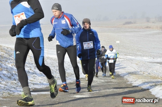 Zdjęcie w galerii na portalu naszraciborz.pl: III Bieg Nadodrzański. Mróz niestraszny biegaczom. Złoto dla Łukasza Skwareckiego  wiadomości z regionu