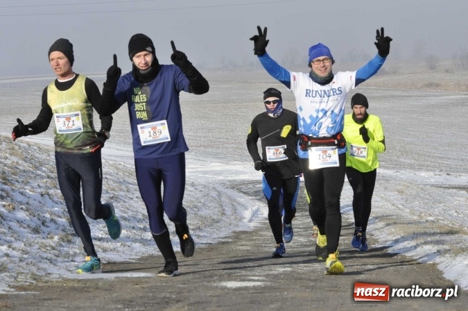 Zdjęcie w galerii na portalu naszraciborz.pl: III Bieg Nadodrzański. Mróz niestraszny biegaczom. Złoto dla Łukasza Skwareckiego  wiadomości z regionu