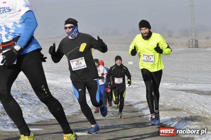 Zdjęcie w galerii na portalu naszraciborz.pl: III Bieg Nadodrzański. Mróz niestraszny biegaczom. Złoto dla Łukasza Skwareckiego  wiadomości z regionu
