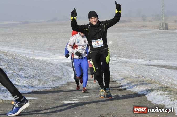 Zdjęcie w galerii na portalu naszraciborz.pl: III Bieg Nadodrzański. Mróz niestraszny biegaczom. Złoto dla Łukasza Skwareckiego  wiadomości z regionu