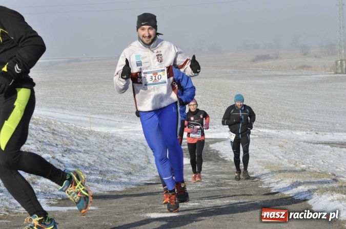 Zdjęcie w galerii na portalu naszraciborz.pl: III Bieg Nadodrzański. Mróz niestraszny biegaczom. Złoto dla Łukasza Skwareckiego  wiadomości z regionu