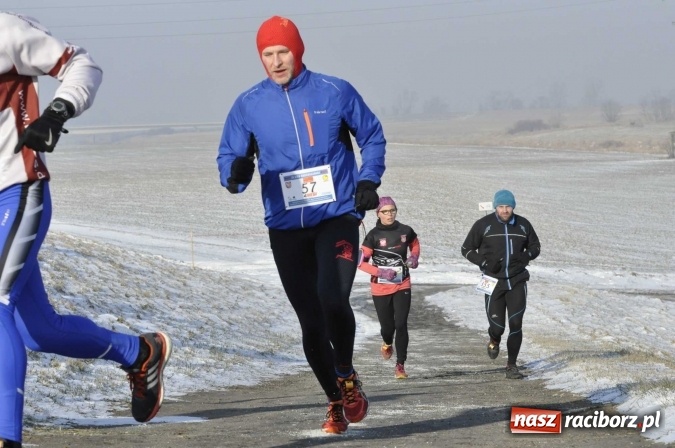 Zdjęcie w galerii na portalu naszraciborz.pl: III Bieg Nadodrzański. Mróz niestraszny biegaczom. Złoto dla Łukasza Skwareckiego  wiadomości z regionu
