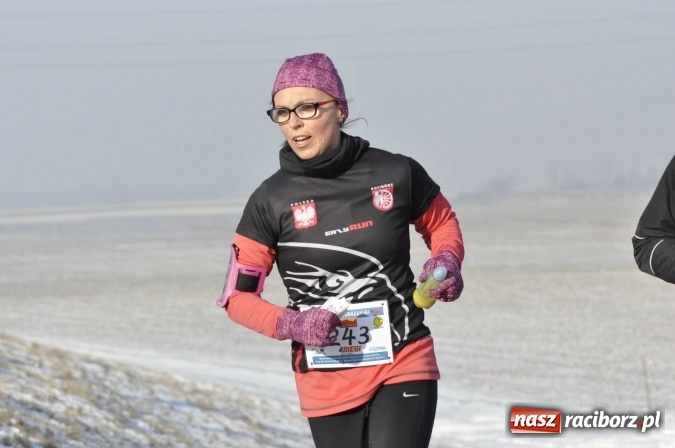 Zdjęcie w galerii na portalu naszraciborz.pl: III Bieg Nadodrzański. Mróz niestraszny biegaczom. Złoto dla Łukasza Skwareckiego  wiadomości z regionu