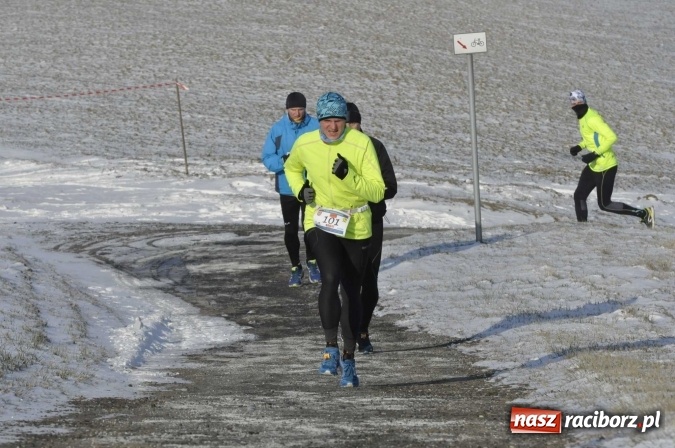 Zdjęcie w galerii na portalu naszraciborz.pl: III Bieg Nadodrzański. Mróz niestraszny biegaczom. Złoto dla Łukasza Skwareckiego  wiadomości z regionu