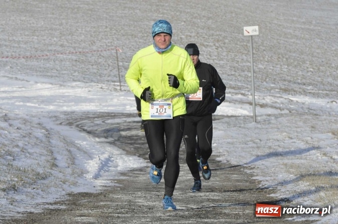 Zdjęcie w galerii na portalu naszraciborz.pl: III Bieg Nadodrzański. Mróz niestraszny biegaczom. Złoto dla Łukasza Skwareckiego  wiadomości z regionu