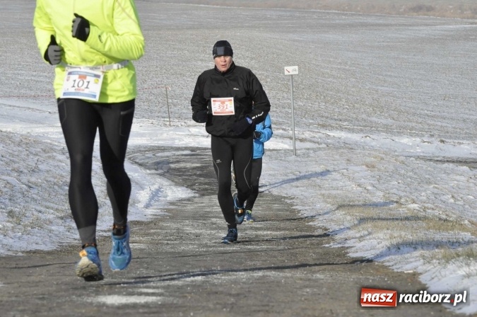 Zdjęcie w galerii na portalu naszraciborz.pl: III Bieg Nadodrzański. Mróz niestraszny biegaczom. Złoto dla Łukasza Skwareckiego  wiadomości z regionu