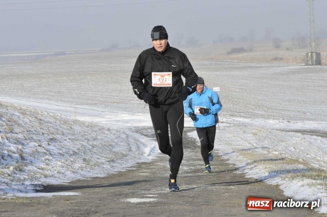Zdjęcie w galerii na portalu naszraciborz.pl: III Bieg Nadodrzański. Mróz niestraszny biegaczom. Złoto dla Łukasza Skwareckiego  wiadomości z regionu