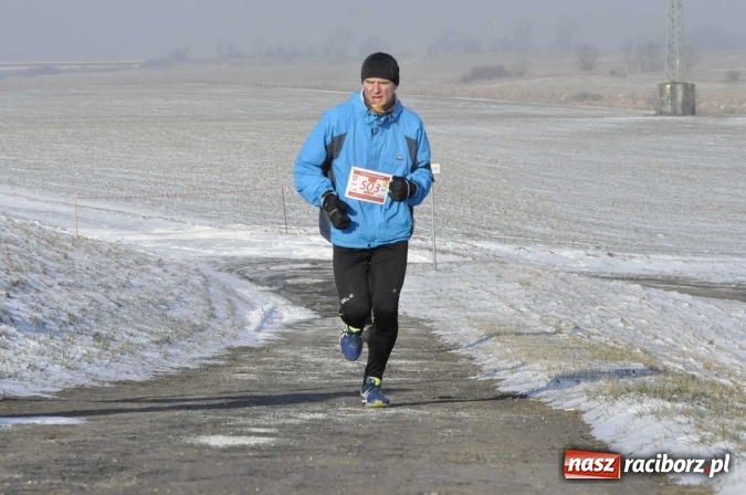Zdjęcie w galerii na portalu naszraciborz.pl: III Bieg Nadodrzański. Mróz niestraszny biegaczom. Złoto dla Łukasza Skwareckiego  wiadomości z regionu