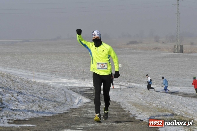Zdjęcie w galerii na portalu naszraciborz.pl: III Bieg Nadodrzański. Mróz niestraszny biegaczom. Złoto dla Łukasza Skwareckiego  wiadomości z regionu
