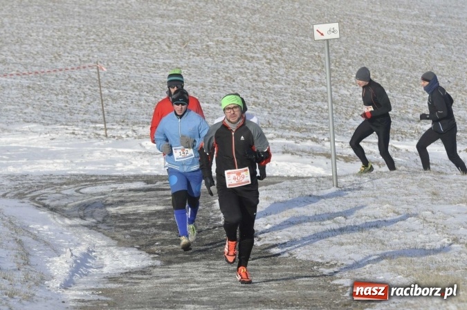 Zdjęcie w galerii na portalu naszraciborz.pl: III Bieg Nadodrzański. Mróz niestraszny biegaczom. Złoto dla Łukasza Skwareckiego  wiadomości z regionu