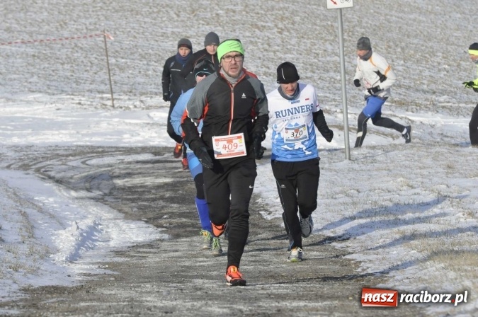 Zdjęcie w galerii na portalu naszraciborz.pl: III Bieg Nadodrzański. Mróz niestraszny biegaczom. Złoto dla Łukasza Skwareckiego  wiadomości z regionu