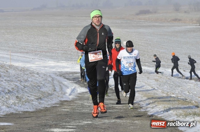 Zdjęcie w galerii na portalu naszraciborz.pl: III Bieg Nadodrzański. Mróz niestraszny biegaczom. Złoto dla Łukasza Skwareckiego  wiadomości z regionu