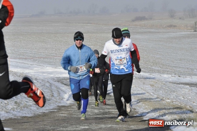 Zdjęcie w galerii na portalu naszraciborz.pl: III Bieg Nadodrzański. Mróz niestraszny biegaczom. Złoto dla Łukasza Skwareckiego  wiadomości z regionu