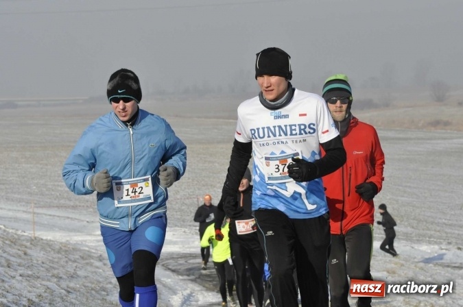 Zdjęcie w galerii na portalu naszraciborz.pl: III Bieg Nadodrzański. Mróz niestraszny biegaczom. Złoto dla Łukasza Skwareckiego  wiadomości z regionu