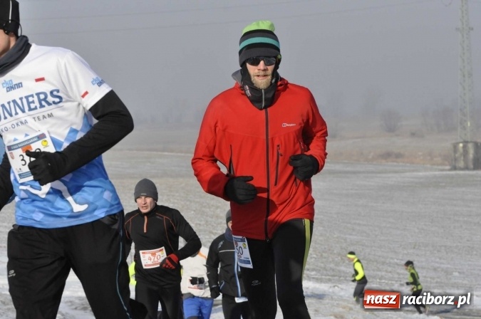 Zdjęcie w galerii na portalu naszraciborz.pl: III Bieg Nadodrzański. Mróz niestraszny biegaczom. Złoto dla Łukasza Skwareckiego  wiadomości z regionu