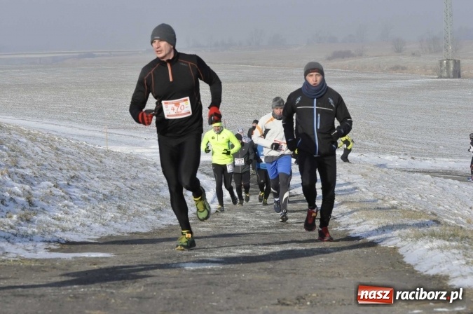 Zdjęcie w galerii na portalu naszraciborz.pl: III Bieg Nadodrzański. Mróz niestraszny biegaczom. Złoto dla Łukasza Skwareckiego  wiadomości z regionu