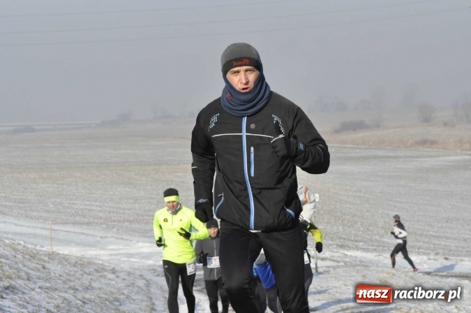 Zdjęcie w galerii na portalu naszraciborz.pl: III Bieg Nadodrzański. Mróz niestraszny biegaczom. Złoto dla Łukasza Skwareckiego  wiadomości z regionu