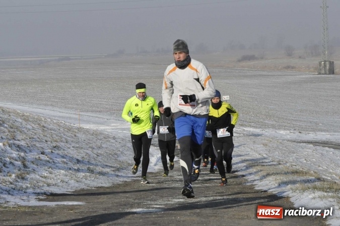 Zdjęcie w galerii na portalu naszraciborz.pl: III Bieg Nadodrzański. Mróz niestraszny biegaczom. Złoto dla Łukasza Skwareckiego  wiadomości z regionu