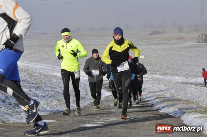 Zdjęcie w galerii na portalu naszraciborz.pl: III Bieg Nadodrzański. Mróz niestraszny biegaczom. Złoto dla Łukasza Skwareckiego  wiadomości z regionu