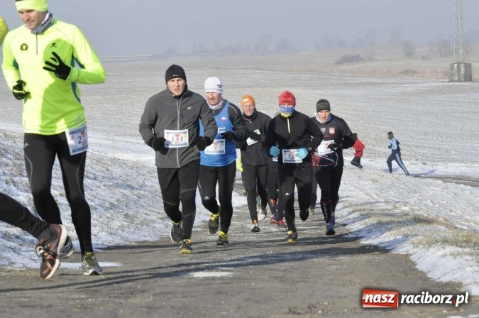 Zdjęcie w galerii na portalu naszraciborz.pl: III Bieg Nadodrzański. Mróz niestraszny biegaczom. Złoto dla Łukasza Skwareckiego  wiadomości z regionu