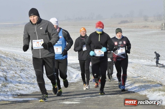 Zdjęcie w galerii na portalu naszraciborz.pl: III Bieg Nadodrzański. Mróz niestraszny biegaczom. Złoto dla Łukasza Skwareckiego  wiadomości z regionu