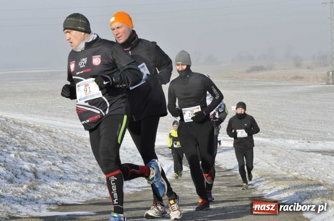 Zdjęcie w galerii na portalu naszraciborz.pl: III Bieg Nadodrzański. Mróz niestraszny biegaczom. Złoto dla Łukasza Skwareckiego  wiadomości z regionu