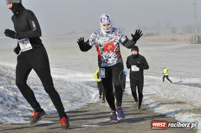 Zdjęcie w galerii na portalu naszraciborz.pl: III Bieg Nadodrzański. Mróz niestraszny biegaczom. Złoto dla Łukasza Skwareckiego  wiadomości z regionu