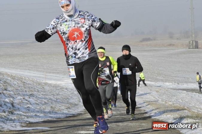 Zdjęcie w galerii na portalu naszraciborz.pl: III Bieg Nadodrzański. Mróz niestraszny biegaczom. Złoto dla Łukasza Skwareckiego  wiadomości z regionu