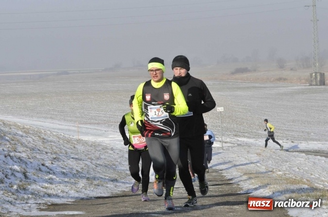Zdjęcie w galerii na portalu naszraciborz.pl: III Bieg Nadodrzański. Mróz niestraszny biegaczom. Złoto dla Łukasza Skwareckiego  wiadomości z regionu