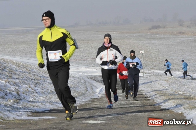 Zdjęcie w galerii na portalu naszraciborz.pl: III Bieg Nadodrzański. Mróz niestraszny biegaczom. Złoto dla Łukasza Skwareckiego  wiadomości z regionu