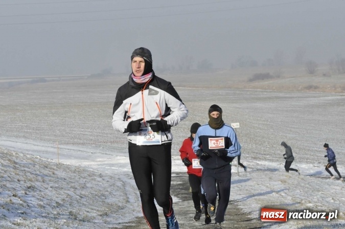 Zdjęcie w galerii na portalu naszraciborz.pl: III Bieg Nadodrzański. Mróz niestraszny biegaczom. Złoto dla Łukasza Skwareckiego  wiadomości z regionu