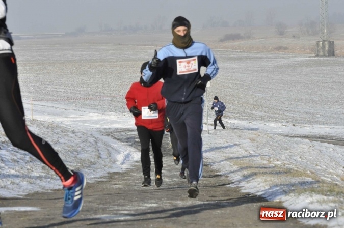 Zdjęcie w galerii na portalu naszraciborz.pl: III Bieg Nadodrzański. Mróz niestraszny biegaczom. Złoto dla Łukasza Skwareckiego  wiadomości z regionu