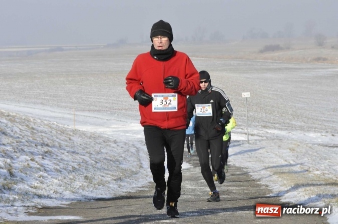 Zdjęcie w galerii na portalu naszraciborz.pl: III Bieg Nadodrzański. Mróz niestraszny biegaczom. Złoto dla Łukasza Skwareckiego  wiadomości z regionu