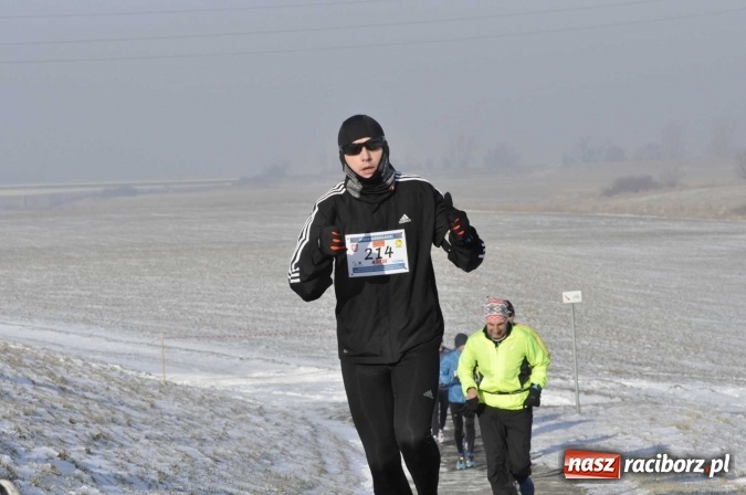 Zdjęcie w galerii na portalu naszraciborz.pl: III Bieg Nadodrzański. Mróz niestraszny biegaczom. Złoto dla Łukasza Skwareckiego  wiadomości z regionu