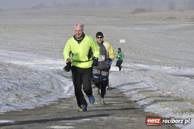 Zdjęcie w galerii na portalu naszraciborz.pl: III Bieg Nadodrzański. Mróz niestraszny biegaczom. Złoto dla Łukasza Skwareckiego  wiadomości z regionu
