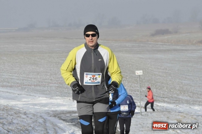 Zdjęcie w galerii na portalu naszraciborz.pl: III Bieg Nadodrzański. Mróz niestraszny biegaczom. Złoto dla Łukasza Skwareckiego  wiadomości z regionu