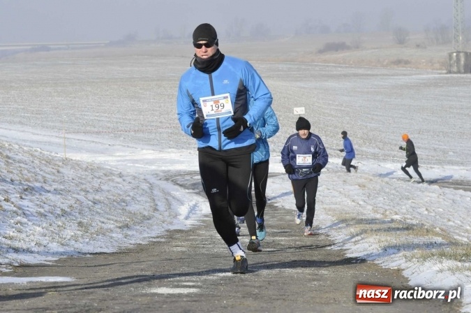 Zdjęcie w galerii na portalu naszraciborz.pl: III Bieg Nadodrzański. Mróz niestraszny biegaczom. Złoto dla Łukasza Skwareckiego  wiadomości z regionu